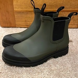 Everlane Green Rainboots - only worn a few times. Size 8.
